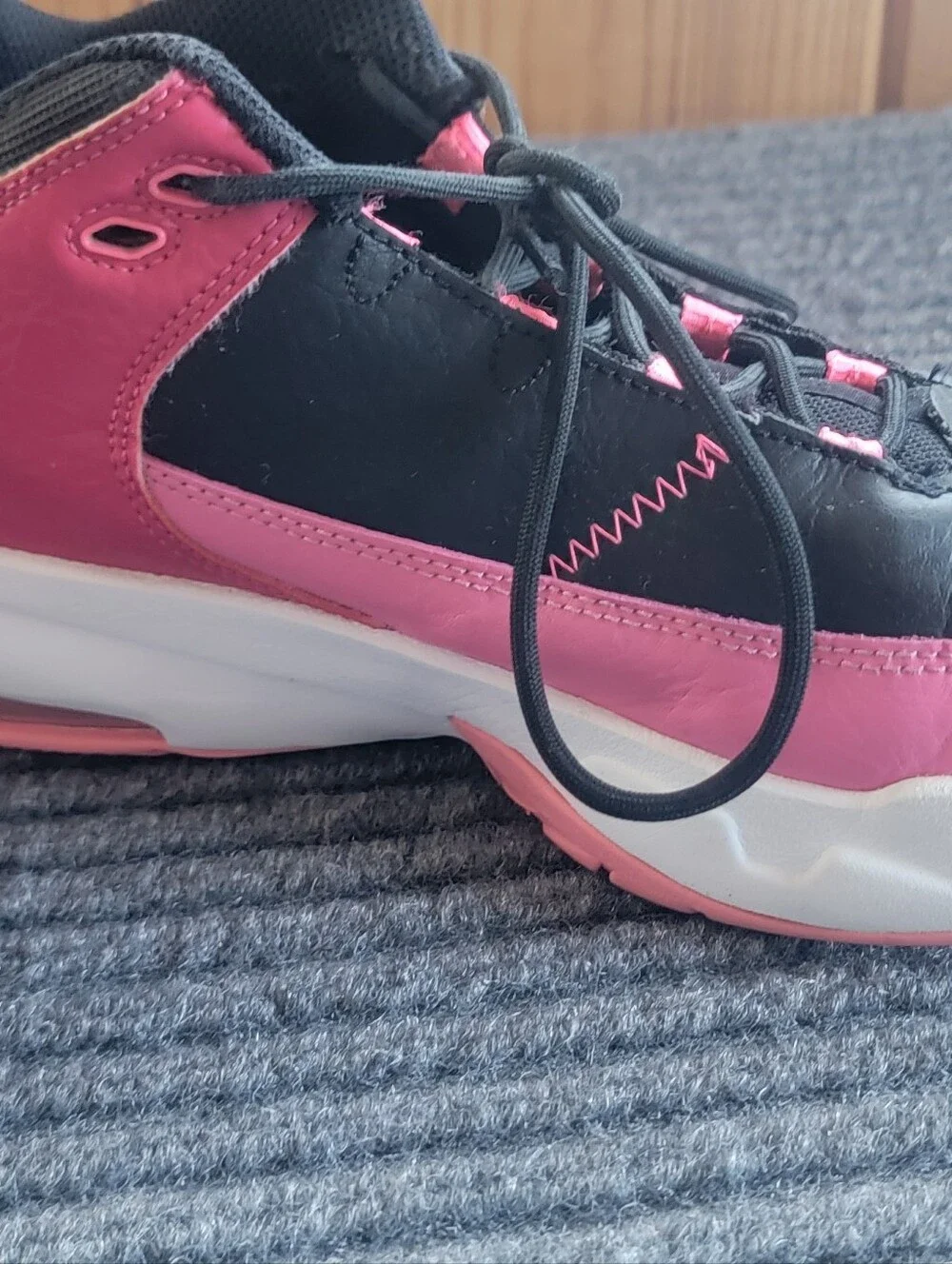 Nike Air Jordan Max Aura 3 Girls Size 6.5Y Black Pink Basketball Shoes Sneakers
